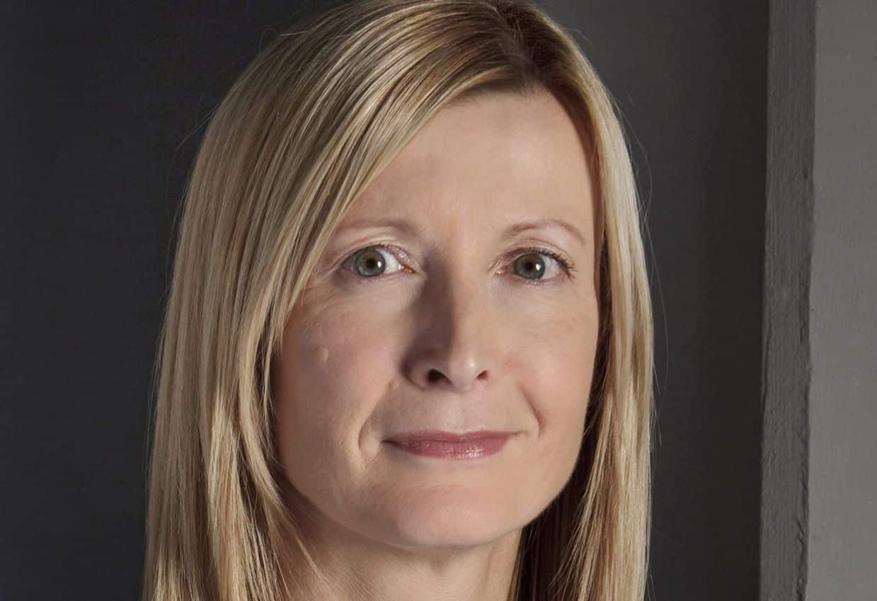 Portrait von Gudrun Hindersin, WDR-Unternehmenssprecherin, mit blonden Haaren und neutralem Hintergrund.