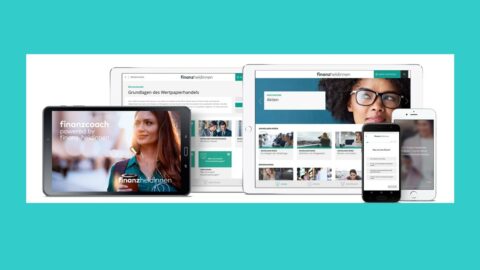Screenshots der "Finanzcoach"-App auf verschiedenen Geräten: Tablet, Smartphone und Laptop, mit Benutzeroberflächen und ...