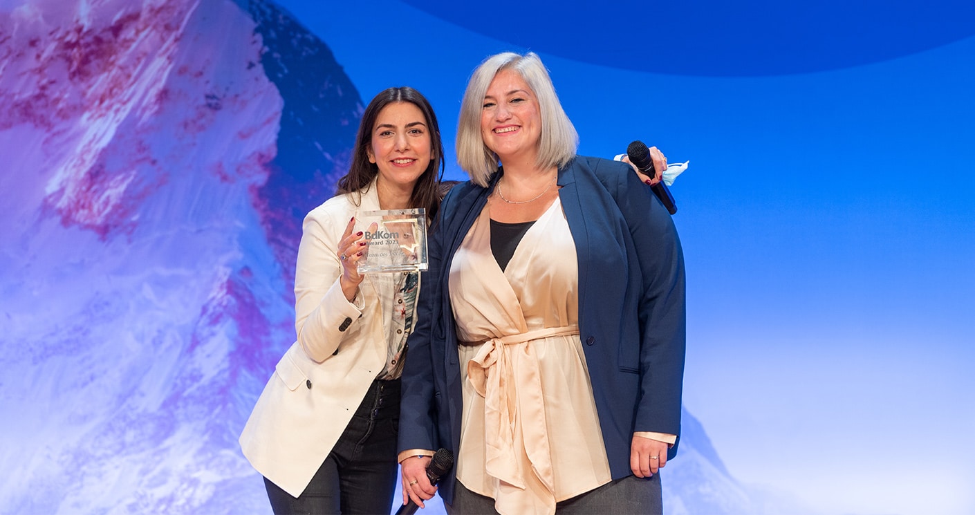 Jasmina Alatovic (links) und Natasha Cherifi nahmen im vergangenen Jahr den BdKom Award für Biontech entgegen. © Laurin Schmid/Quadriga Media Berlin