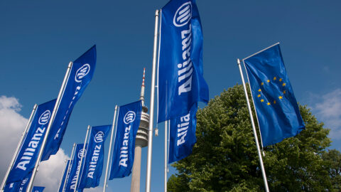 Flaggen mit dem Logo des Finanzdienstleisters Allianz © www.allianz.com