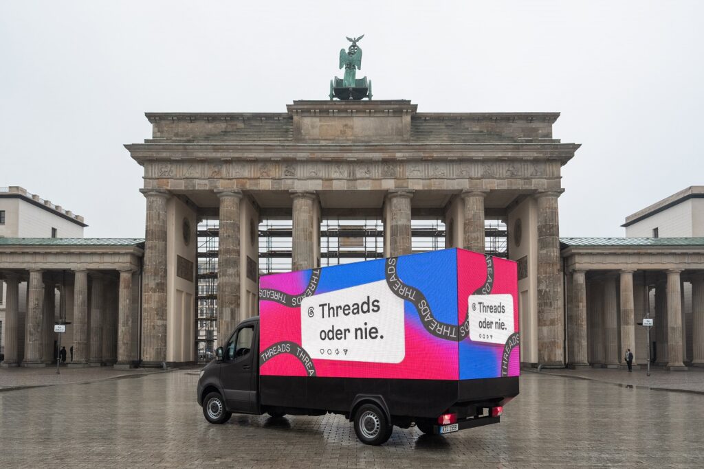 Meta begleitete den Threads-Launch mit Out-of-Home-Maßnahmen – unter anderem am Brandenburger Tor. © Jakob Nawka