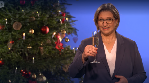 Die saarländische Ministerpräsidentin Anke Rehlinger prostet den Zuschauern bei Ihrer Neujahrsansprache zu. © Screenshot der TV-Ansprache im Saarländischen Rundfunk