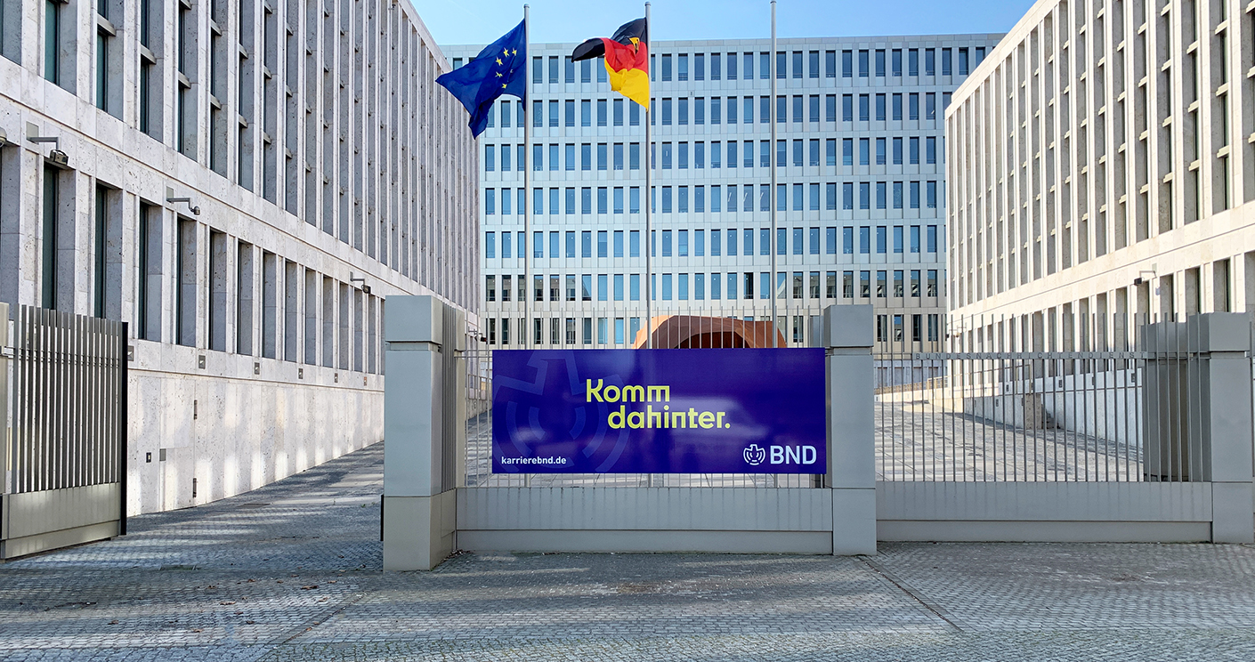 Zaunbanner mit Kampagnen-Motto vor der BND-Zentrale in der Chausseestraße in Berlin. © BND