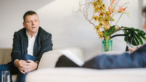 Der „Focus“-Chefredakteur Georg Meck im Interview mit KOM. © Quadriga Media Berlin/Alexander Rentsch