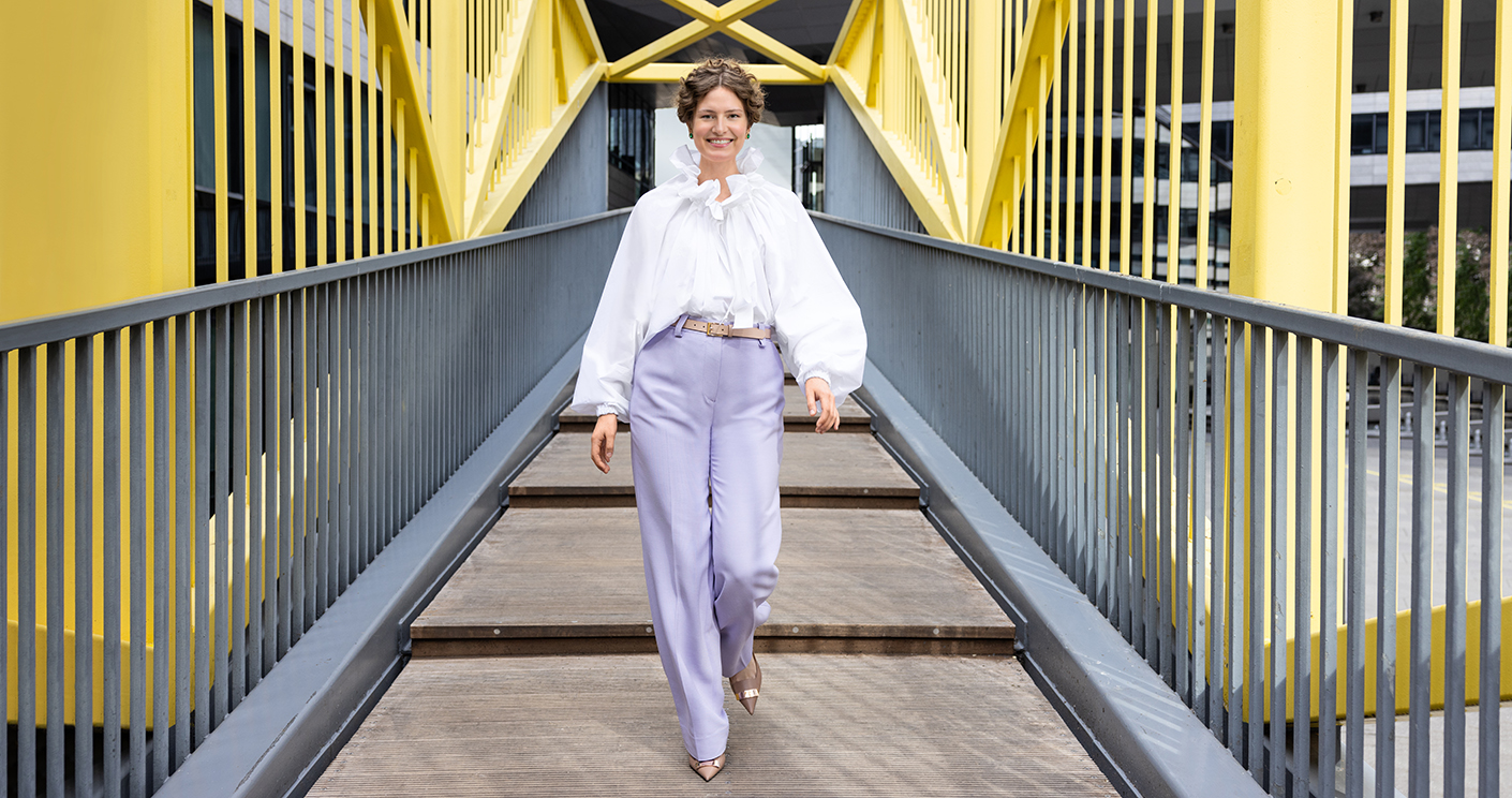 Ein Motiv der Kampagne zeigt die virtuelle Markenbotschafterin Katharina von Württemberg, wie sie über eine Brücke läuft. Grundlage für das KI-generierte Bild waren Fotoaufnahmen von einem Bodydouble. © LBBW