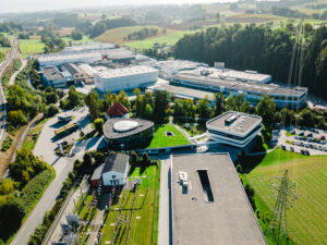Greiner hat seinen Hauptsitz im ländlichen Oberösterreich. Weltweit beschäftigt das Unternehmen rund 11.600 Mitarbeitende. © Greiner AG