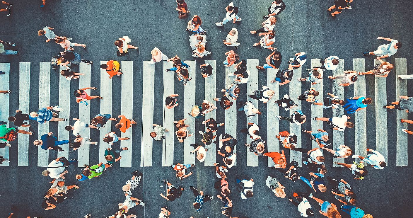 Viele Menschen überqueren einen Zebrastreifen. BU: Raus aus der Masse: Wer ansprechende Texte verfassen will, muss konkrete Personen im Blick haben. © Getty Images/Dmytro Varavin