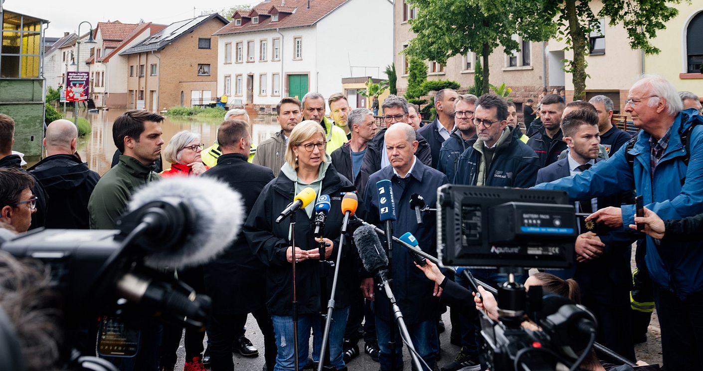 Bundeskanzler Olaf Scholz mit der saarländischen Ministerpräsidentin Anke Rehlinger bei einem Besuch im betroffenen Ort Rußhütte. © Cuvée – Die Werbewinzer / Staatskanzlei Saarland