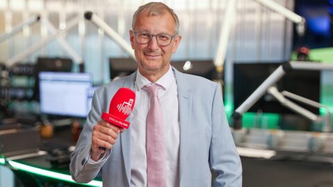 Unternehmenssprecher Thomas Saliger präsentiert den neuen Sender „XXXLutz – das Radio“. © XXXLutz