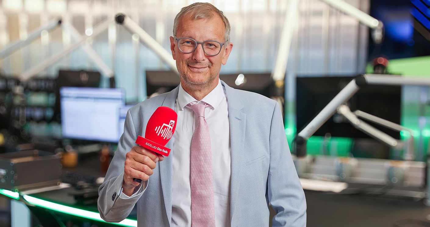 Unternehmenssprecher Thomas Saliger präsentiert den neuen Sender „XXXLutz – das Radio“. © XXXLutz