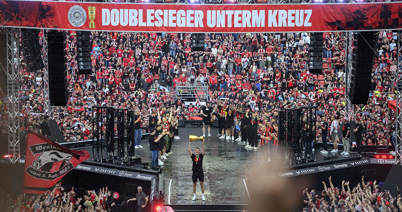 Patrik SCHICK (LEV) mit Meisterschale im Stadion vor Fans, BayArena Fussball - Coming Home - Double Feier Bayer 04 Leverkusen (LEV), am 26.05.2024 in Leverkusen/ Deutschland. © picture alliance/Sven Simon