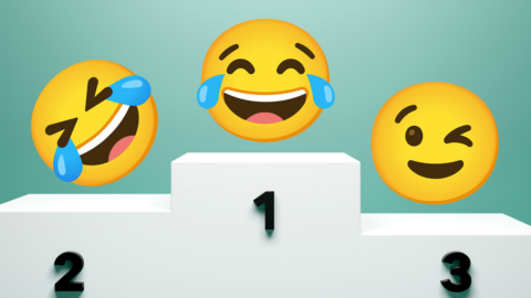 Auf den ersten drei Plätzen der beliebtesten Emojis: das Gesicht mit Freudentränen, das sich vor Lachen auf dem Boden wälzende Gesicht und das zwinkernde Gesicht. © Svetlana Radayeva