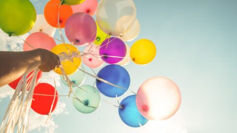 Bild von einer Hand, die bunte Luftballons in den Himmel hält. Dazu die Bildunterschrift: Die Werte der „Mutterkultur“ bilden die Richtschnur für lokale Freiheiten. © Getty Images/teppakorn tongboonto