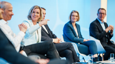 Im Rahmen eines Townhall-Meetings diskutiert Nina Schwab-Hautzinger (Mitte) die Kommunikationsmaßnahmen. © BASF