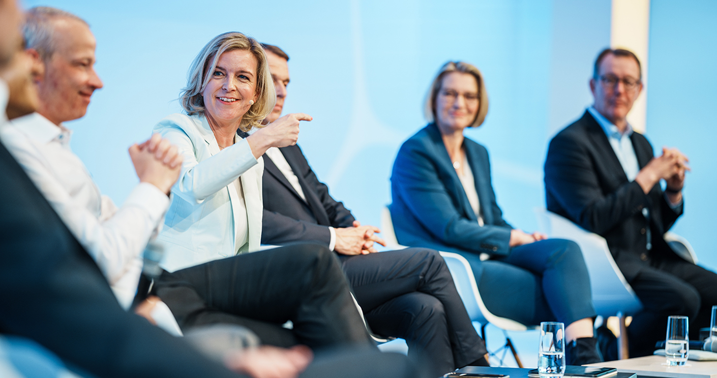 Im Rahmen eines Townhall-Meetings diskutiert Nina Schwab-Hautzinger (Mitte) die Kommunikationsmaßnahmen. © BASF