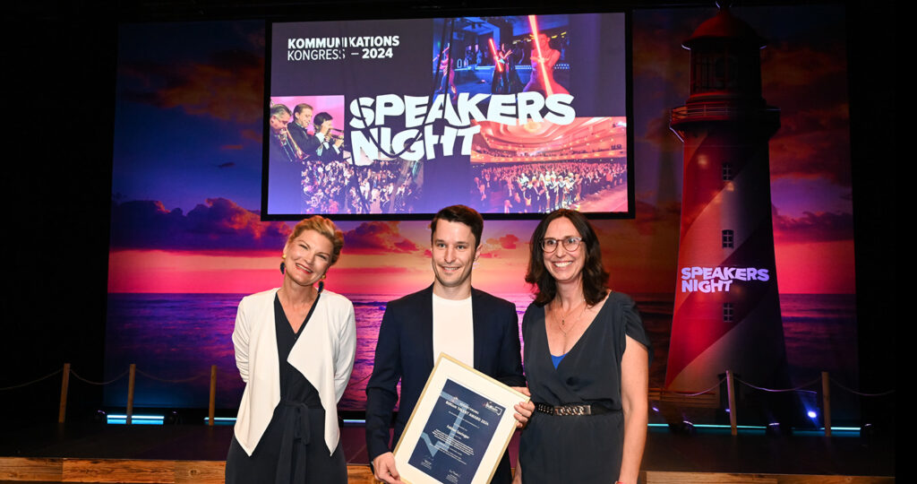 Auf der Speakers Night im Admiralspalast wurde der BdKom Talent Award an Fabian Saxinger verliehen. Hier im Bild mit der BdKom-Präsidentin Regine Kreitz (l.) und der BdKom-Bildungsbeauftragten Ina Froehner (r.). © Quadriga Media