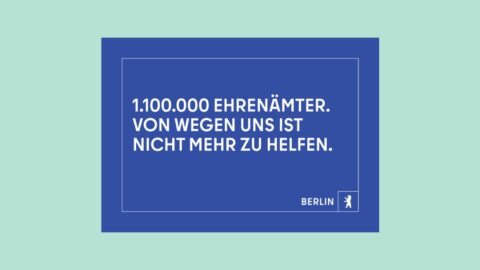 Ein Motiv der Anzeigenkampagne. Text: Ein Motiv der Anzeigenkampagne. "1.100.000 Ehrenämter. Von wegen uns ist nicht mehr zu helfen." © Agentur Dojo für Partner für Berlin GmbH / Senatskanzlei Berlin