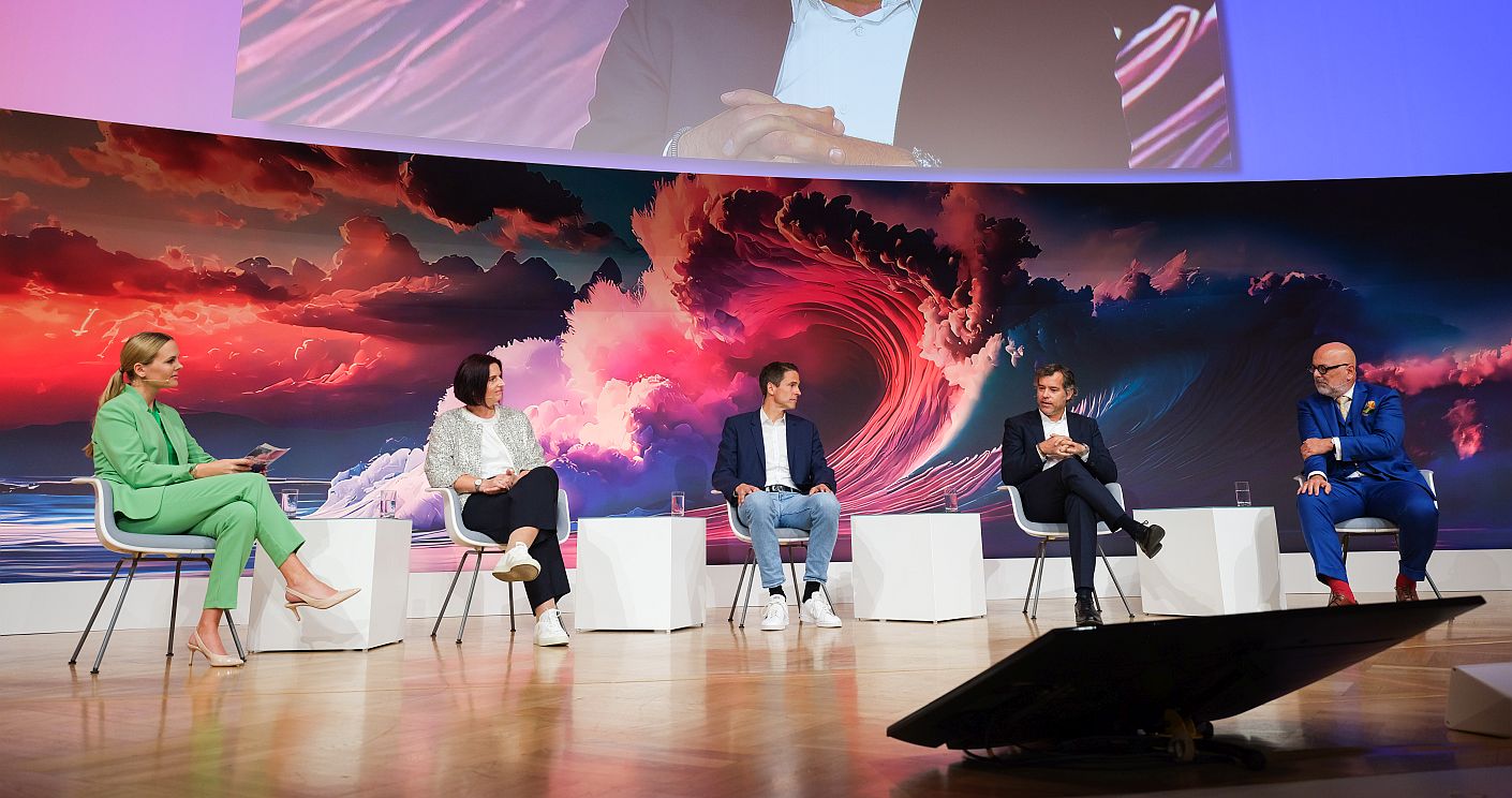 Janna Linke im Gespräch mit Sabine Klisch (Jenoptik), Jörg Wagner (Evonik), Andreas Möller (Trumpf) und Torsten Albig (Philip Morris). © Mirella Frangella/Quadriga Media