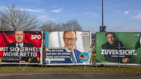 Wahlplakate zur Bundestagswahl am 23. Februar 2025: SPD Olaf Scholz "Mit Sicherheit mehr netto" - CDU Friedrich Merz "Für ein Land, auf das wir wieder stolz sein können" - Robert Habeck Die Grünen "Zuversicht". Dazu die Bildunterschrift: Die Plakate von SPD und Grünen rückten mit „Sicherheit“ und „Zuversicht“ einzelne Begriffe ins Zentrum, während die CDU einen Wirtschaftswahlkampf führen wollte. © picture alliance / HMB Media