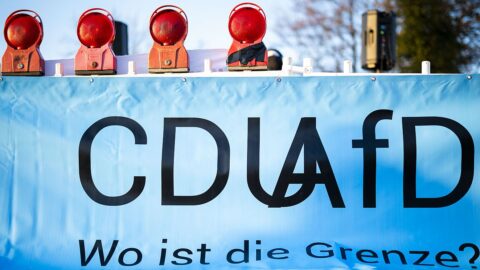 Schild mit "CDU und AfD - Wo ist die Grenze?" auf einer Demonstration für die Brandmauer in Vechta am 19. Februar 2025. Dazu die Bildunterschrift: Friedrich Merz betonte, dass es keine Zusammenarbeit mit der AfD geben werde. Vor allem Olaf Scholz versuchte, daran Zweifel zu säen. © picture alliance / Noah Wedel