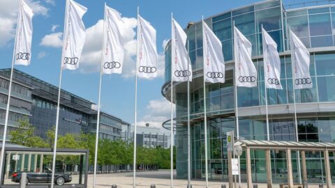 Die Unternehmenszentrale von Audi in Ingolstadt. Dazu die Bildunterschrift: Verzichtet künftig auf den Gender-Gap: Audi. © Audi