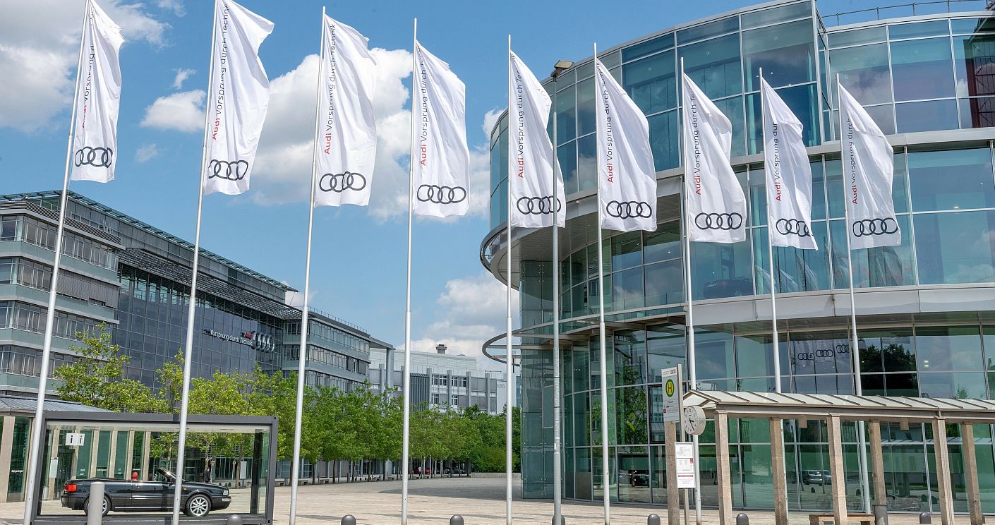 Die Unternehmenszentrale von Audi in Ingolstadt. Dazu die Bildunterschrift: Verzichtet künftig auf den Gender-Gap: Audi. © Audi