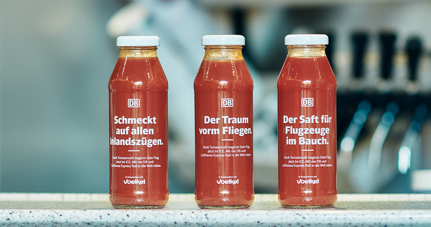 Die Deutsche Bahn startet mit drei verschiedenen Flaschendesigns eine Tomatensaft-Aktion zum Klimaschutz. © Deutsche Bahn/Dominic Dupont