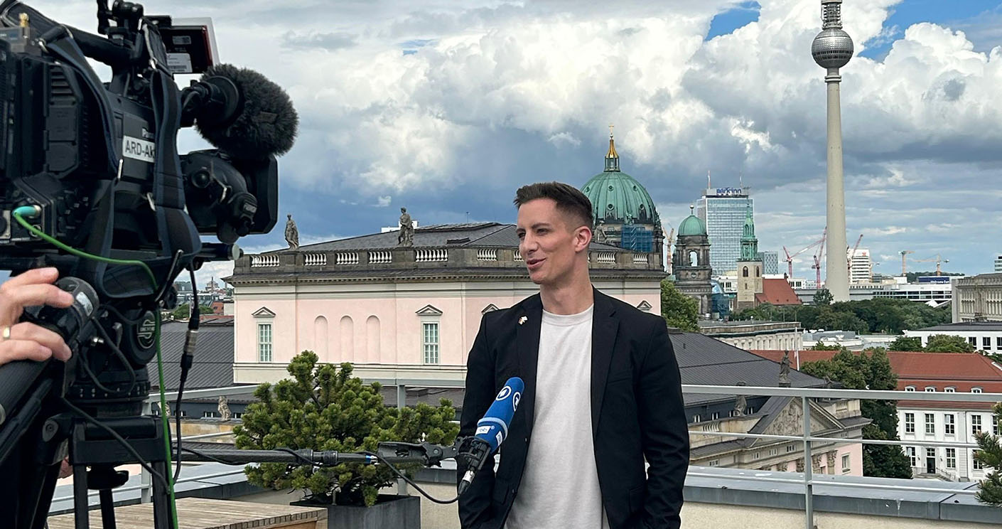 Neben Verbandspräsidentin Hildegard Müller ist Sprecher Simon Schütz das zweite Gesicht des Verbandes nach außen. Er gibt häufig Interviews wie hier der ARD. © VDA