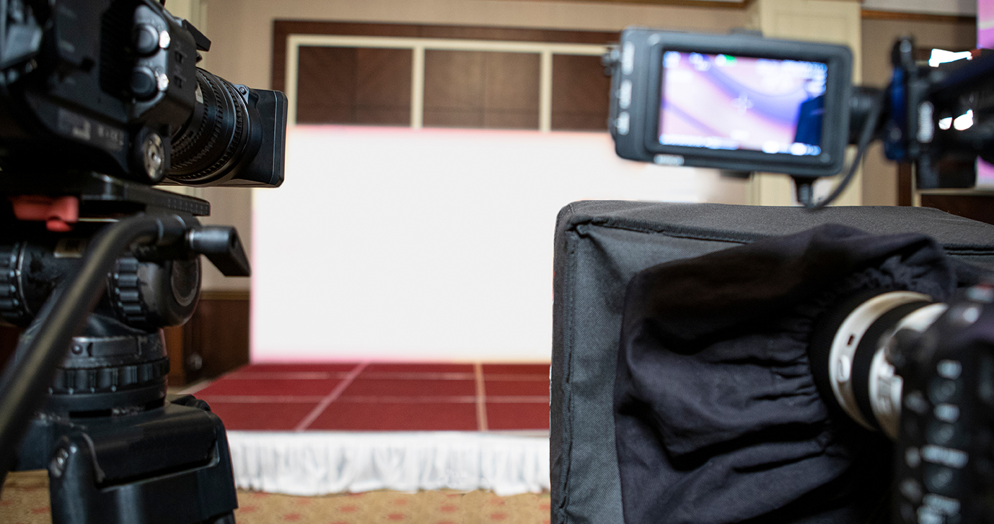 Einen Text vom Teleprompter ablesen, aber den Vortrag dennoch nicht abgelesen rüberbringen, das will gelernt sein. © Getty Images/miracsaglam