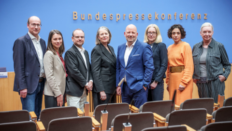 Die Vorstandsmitglieder der Bundespressekonferenz, v.l.n.r.: Joachim Gerhardt, Jana Wolf, Tim Szent-Iványi, Angela Wefers, Mathis Feldhoff, Corinna Buschow, Katharina Hamberger, Ute Welty. © Michael Kappeler/dpa