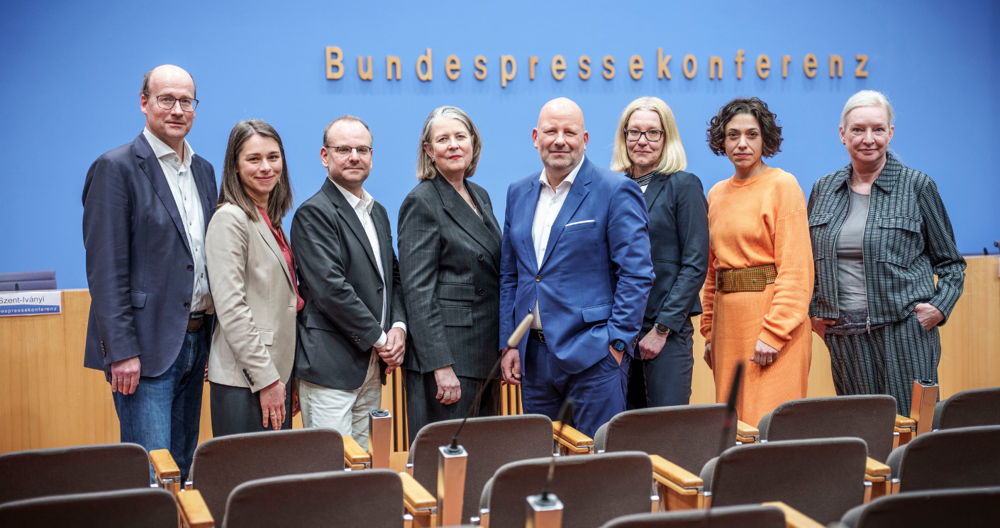Die Vorstandsmitglieder der Bundespressekonferenz, v.l.n.r.: Joachim Gerhardt, Jana Wolf, Tim Szent-Iványi, Angela Wefers, Mathis Feldhoff, Corinna Buschow, Katharina Hamberger, Ute Welty. © Michael Kappeler/dpa