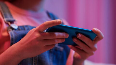 Fast drei Stunden am Tag verbringen Kinder und Jugendliche im Schnitt mit Social Media. © Getty Images/DragonImages