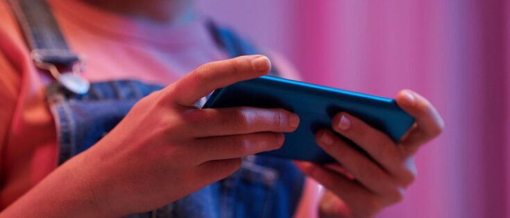 Fast drei Stunden am Tag verbringen Kinder und Jugendliche im Schnitt mit Social Media. © Getty Images/DragonImages