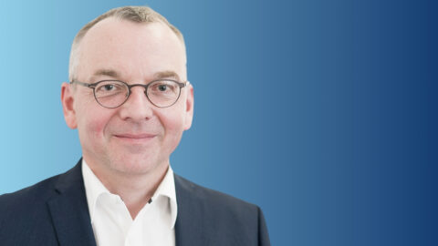 Der frühere „Handelsblatt“-Journalist Christoph Moss hat den Aufbau vieler Corporate Newsrooms begleitet. © privat; Collage: Quadriga Media