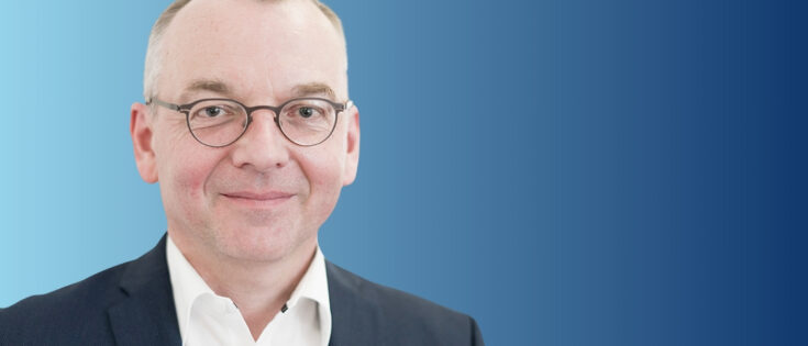 Der frühere „Handelsblatt“-Journalist Christoph Moss hat den Aufbau vieler Corporate Newsrooms begleitet. © privat; Collage: Quadriga Media