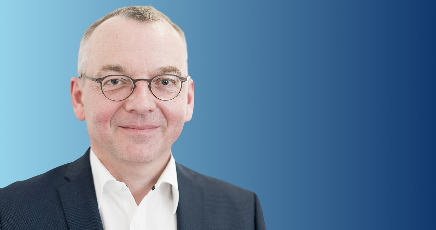 Der frühere „Handelsblatt“-Journalist Christoph Moss hat den Aufbau vieler Corporate Newsrooms begleitet. © privat; Collage: Quadriga Media