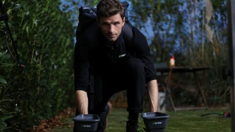 Thomas Müller während eines Fotoshootings für Turbogrün in den Bavaria Studios am 25. März 2025 in München, Deutschland. Dazu die Bildunterschrift: In einem Spot für einen Rasendünger ist Thomas Müller in geheimer Mission in fremden Gärten unterwegs. © Gisela Schober/Turbogrün über Getty Images