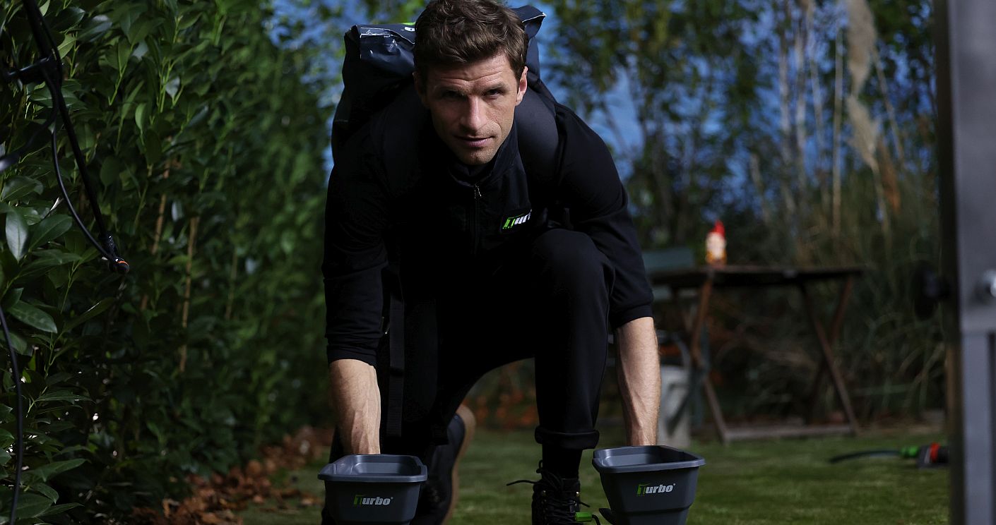 Thomas Müller während eines Fotoshootings für Turbogrün in den Bavaria Studios am 25. März 2025 in München, Deutschland. Dazu die Bildunterschrift: In einem Spot für einen Rasendünger ist Thomas Müller in geheimer Mission in fremden Gärten unterwegs. © Gisela Schober/Turbogrün über Getty Images