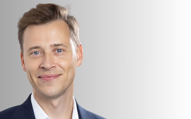 „Kommunikation ist einerseits möglichst strategisch, aber gleichzeitig schnelllebig, da regelmäßig Ad-hoc-Themen aufkommen.“ Malte Wienker © privat/Bearbeitung: Quadriga Media