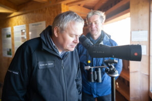 Howe führt im Rahmen seines Talk-Formats „Be a Mover“ Gespräche mit ungewöhnlichen Gästen: zum Beispiel mit Günter Nowald vom Kranichschutz Deutschland. © Daimler Truck AG