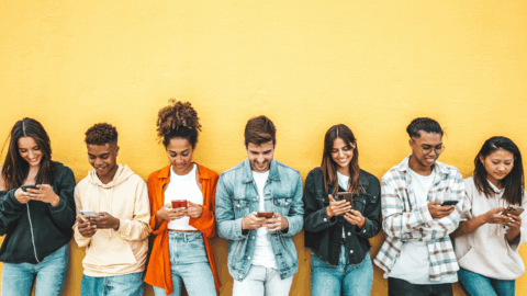 Die Generation Z in Deutschland ist eher misstrauisch bei Gesundheitsinformationen im Netz. © Getty Images/Kar-Tr