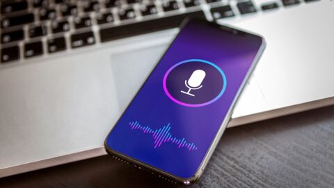 Ein Smartphone, auf dem eine Sprachaufnahme läuft. Dazu die Bildunterschrift: KI-Sprachmodelle werden immer besser. Lässt sich bald der Computer mit Sprache steuern? © Getty Images/BestForBest