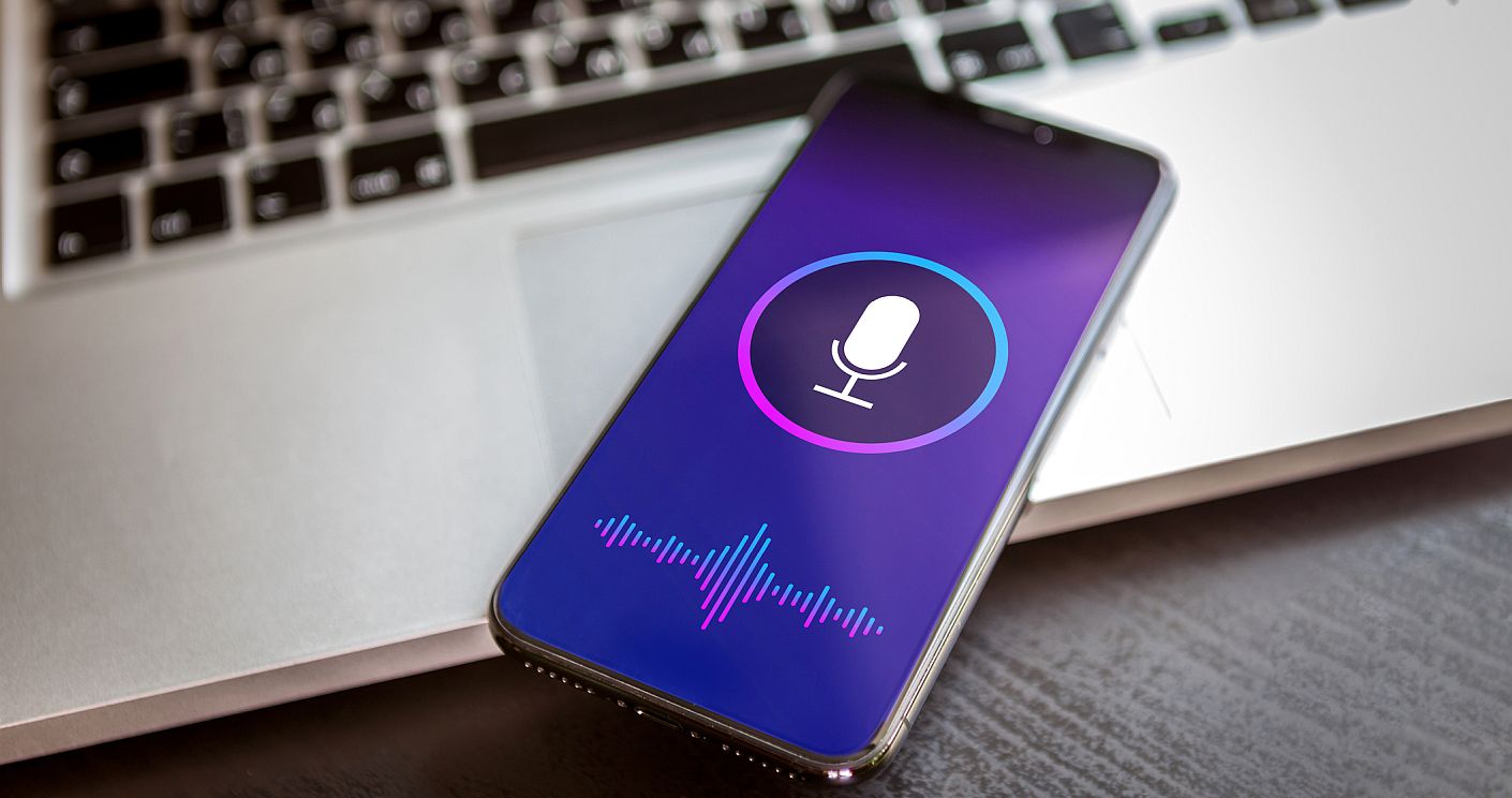 Ein Smartphone, auf dem eine Sprachaufnahme läuft. Dazu die Bildunterschrift: KI-Sprachmodelle werden immer besser. Lässt sich bald der Computer mit Sprache steuern? © Getty Images/BestForBest