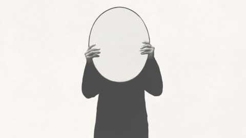 Illustration einer Person, die einen Spiegel vor ihr Gesicht hält. Dazu die Bildunterschrift: Wie können Führungskräfte Orientierung geben, wenn sie selbst gerade keine haben? © Getty Images/francescoch