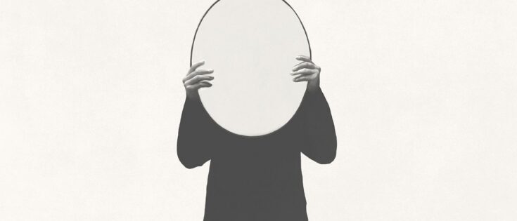 Illustration einer Person, die einen Spiegel vor ihr Gesicht hält. Dazu die Bildunterschrift: Wie können Führungskräfte Orientierung geben, wenn sie selbst gerade keine haben? © Getty Images/francescoch