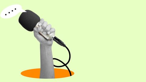 Eine Collage aus einer Hand, die ein Mikrofon hochhält, aus dem eine Sprechblase herauskommt. Dazu die Bildunterschrift: In der internen und externen Kommunikation unverzichtbar: das Interview. © Getty Images/leolintang
