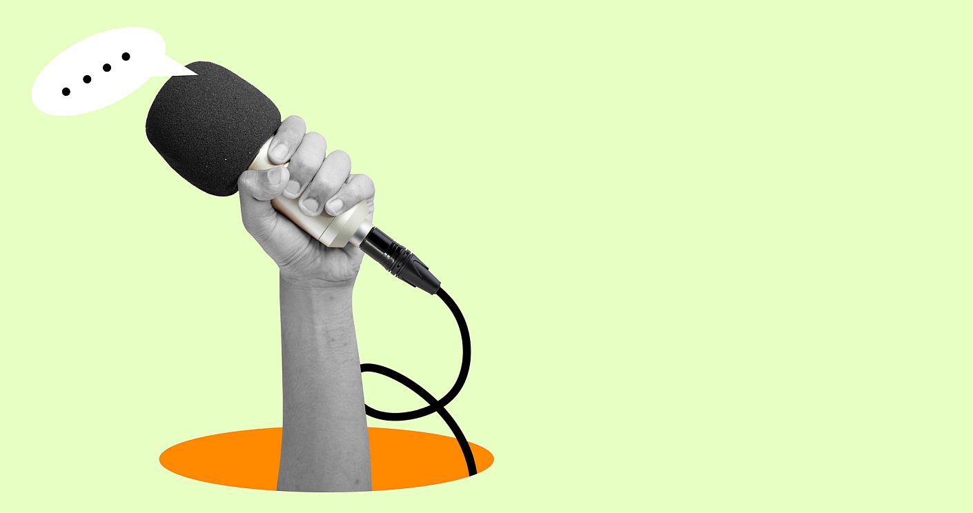 Eine Collage aus einer Hand, die ein Mikrofon hochhält, aus dem eine Sprechblase herauskommt. Dazu die Bildunterschrift: In der internen und externen Kommunikation unverzichtbar: das Interview. © Getty Images/leolintang