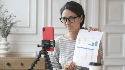 Kommunizieren Corporate Influencer für Unternehmen in Krisenzeiten, dann sollten sie für alle Fälle vorbereitet sein. © Getty Images/Viorel Kurnosov