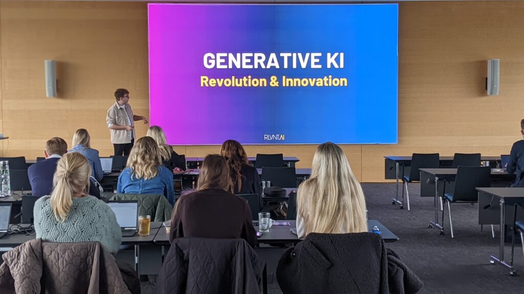 Präsentation über generative KI mit Titel "Revolution & Innovation" in einem modernen Konferenzraum. Teilnehmer sitzen a...
