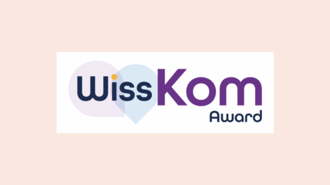 Der WissKom Award wird am 19. November 2025 im Rahmen des Kommunikationsdinner Wissenschaft des Zeitverlags und der Volkswagen Stiftung in Berlin verliehen. © Logo: BdKom; Bildgestaltung: Quadriga Media